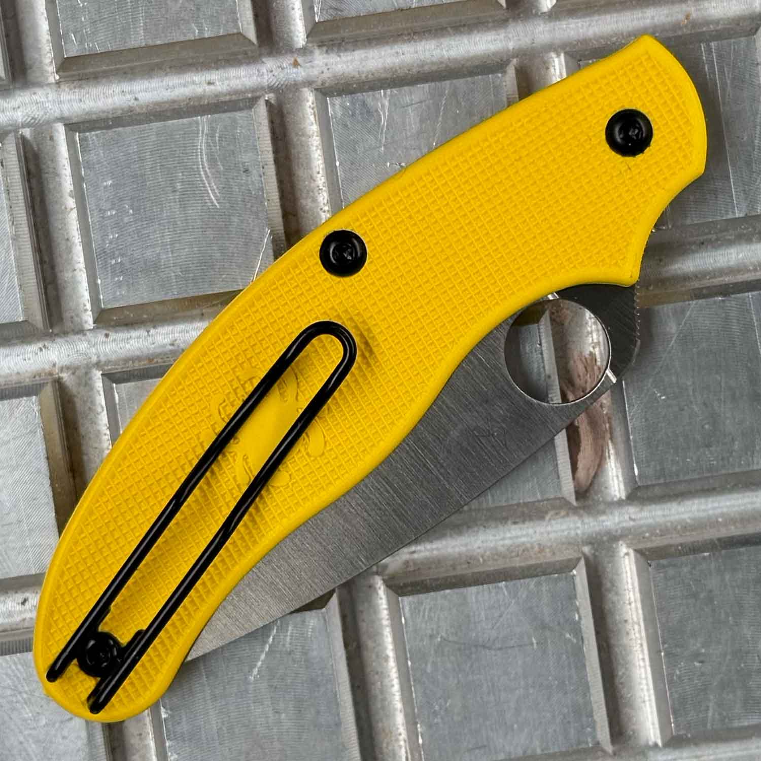 Spyderco UK Penknife Salt Yellow – Taschenmesser mit MagnaCut-Klinge und Clip – Detailansicht