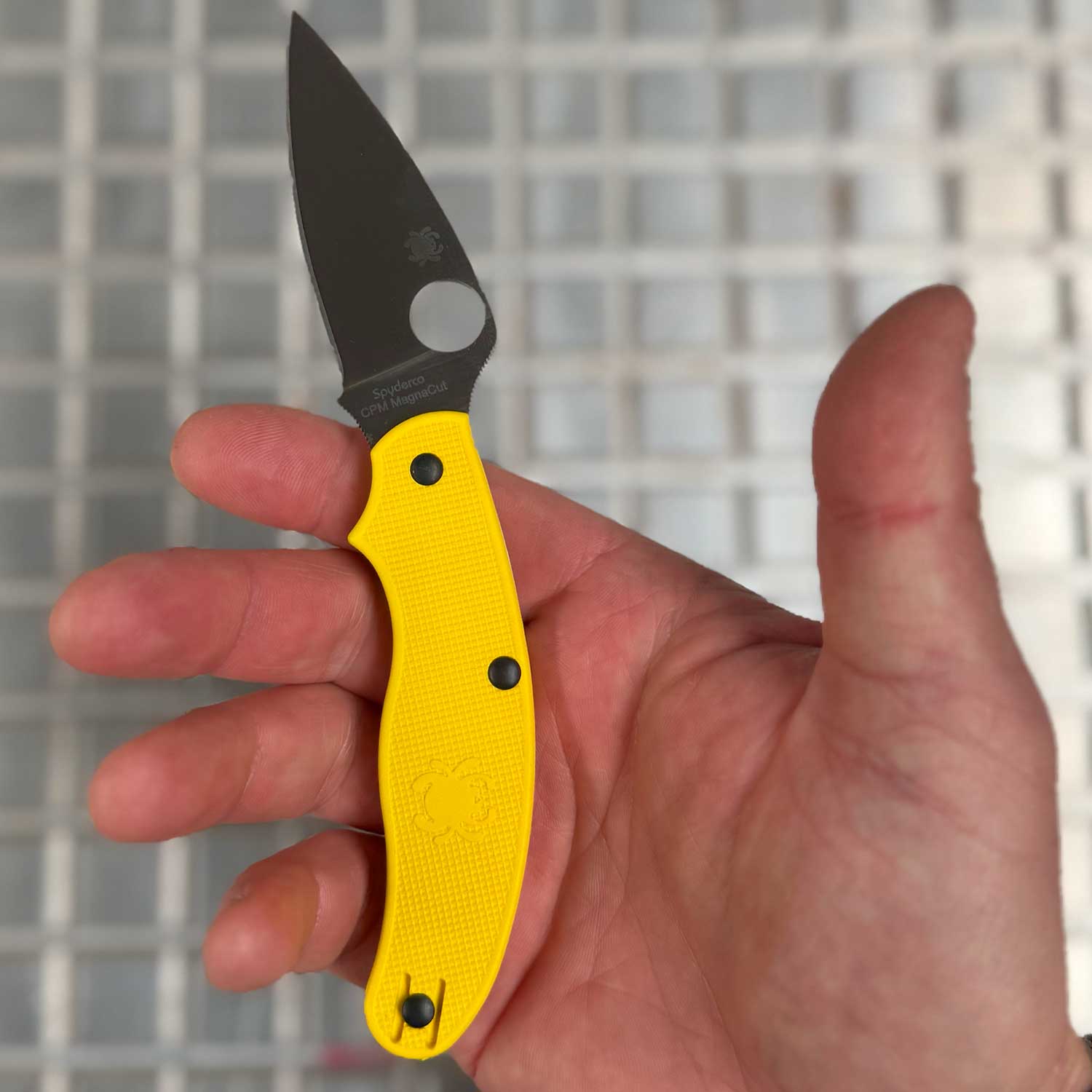 Spyderco UK Penknife Salt Yellow – Taschenmesser mit MagnaCut-Klinge und Clip – Detailansicht