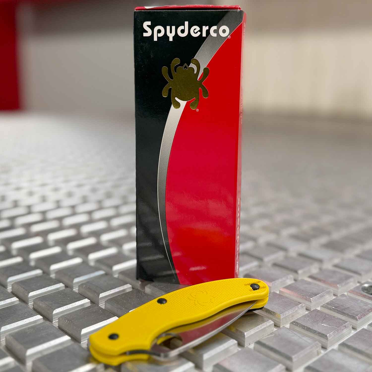 Spyderco UK Penknife Salt Yellow – Taschenmesser mit MagnaCut-Klinge und Clip – Detailansicht