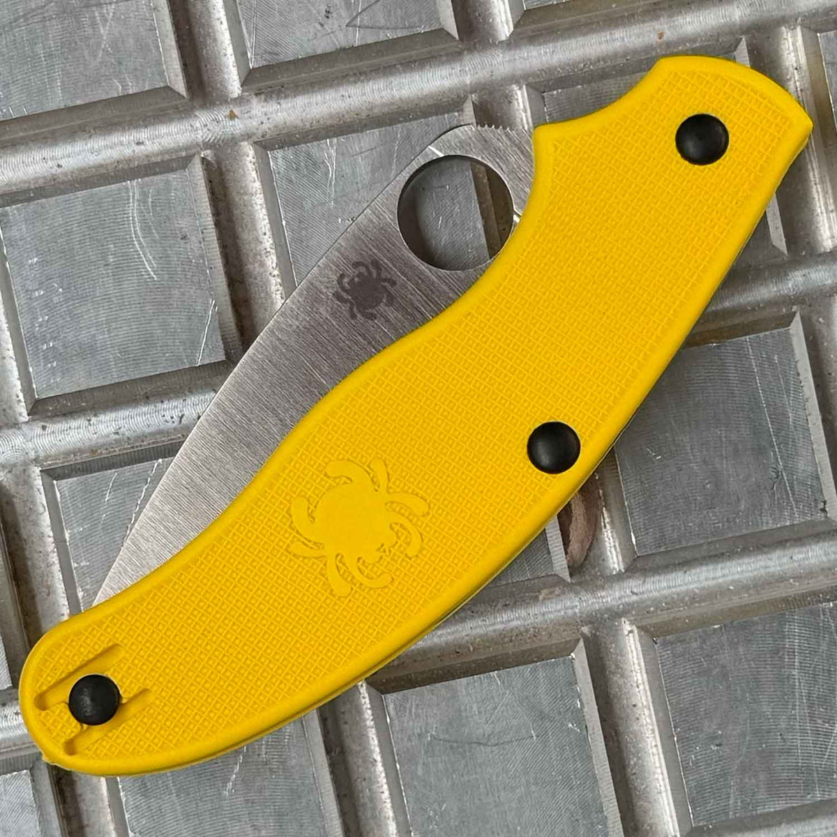 Spyderco UK Penknife Salt Yellow – Taschenmesser mit MagnaCut-Klinge und Clip – Detailansicht