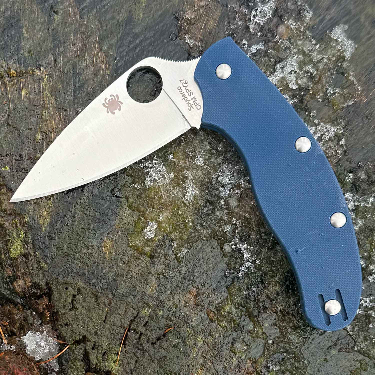 Spyderco UK Penknife Cobalt Blue G10 CPM-SPY27 PlainEdge Taschenmesser mit Clip – Detailansicht