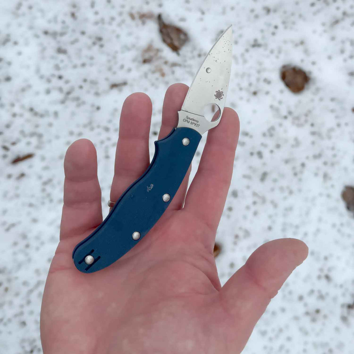 Spyderco UK Penknife Cobalt Blue G10 CPM-SPY27 PlainEdge Taschenmesser mit Clip – Detailansicht