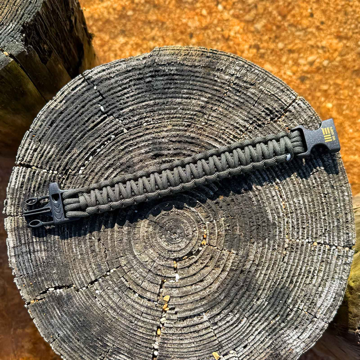 WE Knife Survival Bracelet - Überlebensarmband aus Paracord mit Signalpfeife – Produktbild