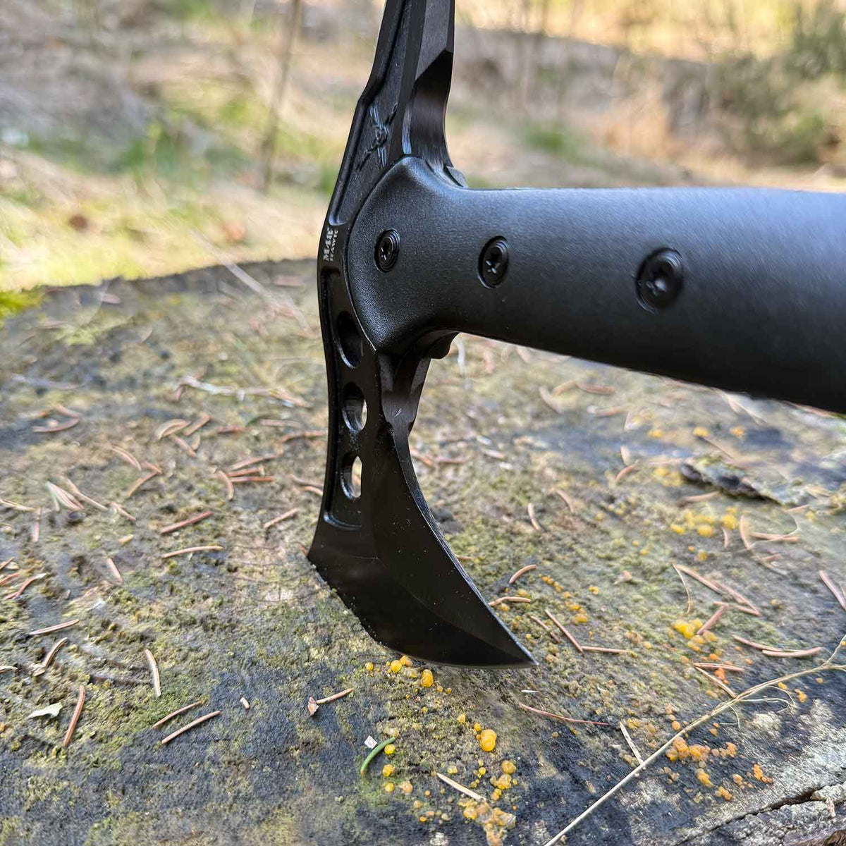 United Cutlery M48 Tactical Tomahawk Axt Beil Baumstumpf eingeschlagen
