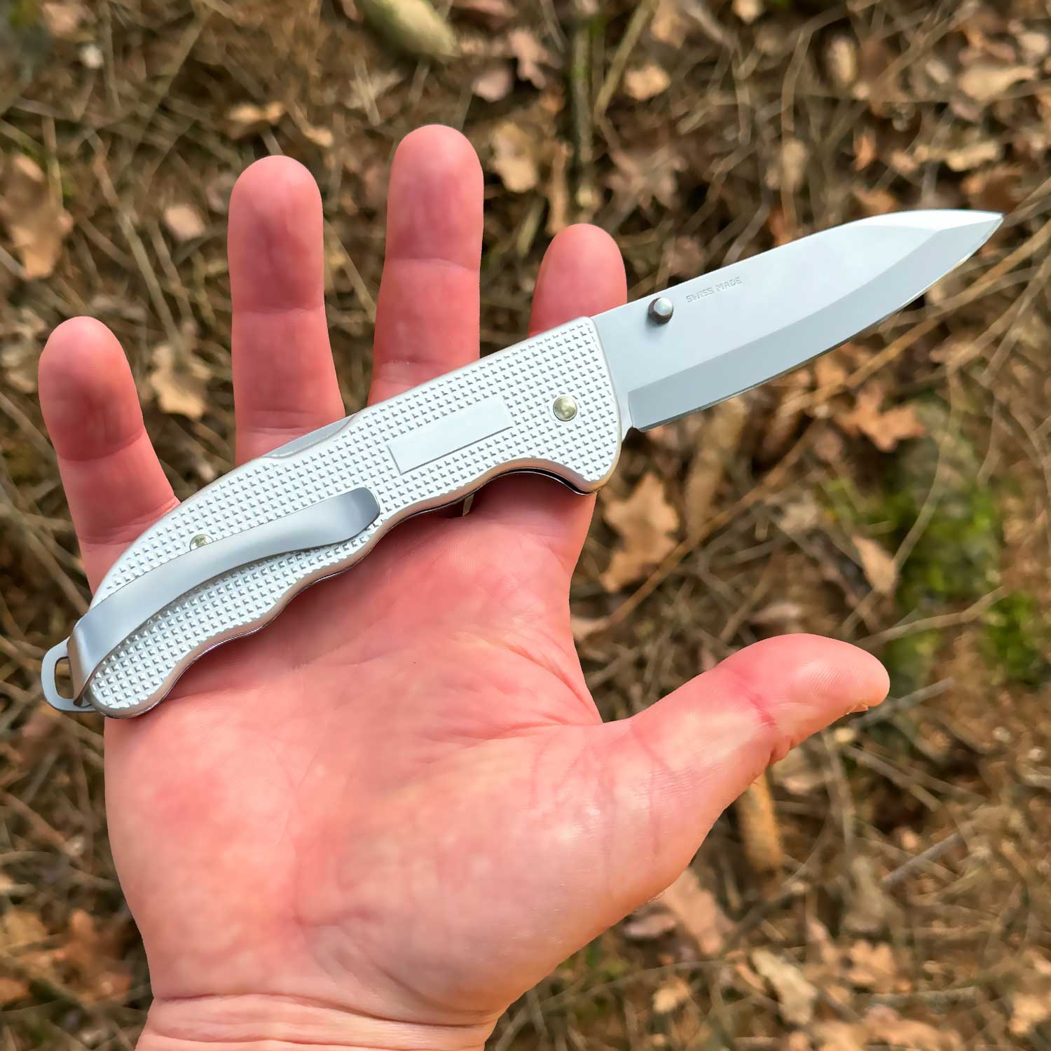 Victorinox Evoke BSH Alox - robustes Schweizer Taschenmesser – Größenvergleich in der Hand – Detailansicht 11