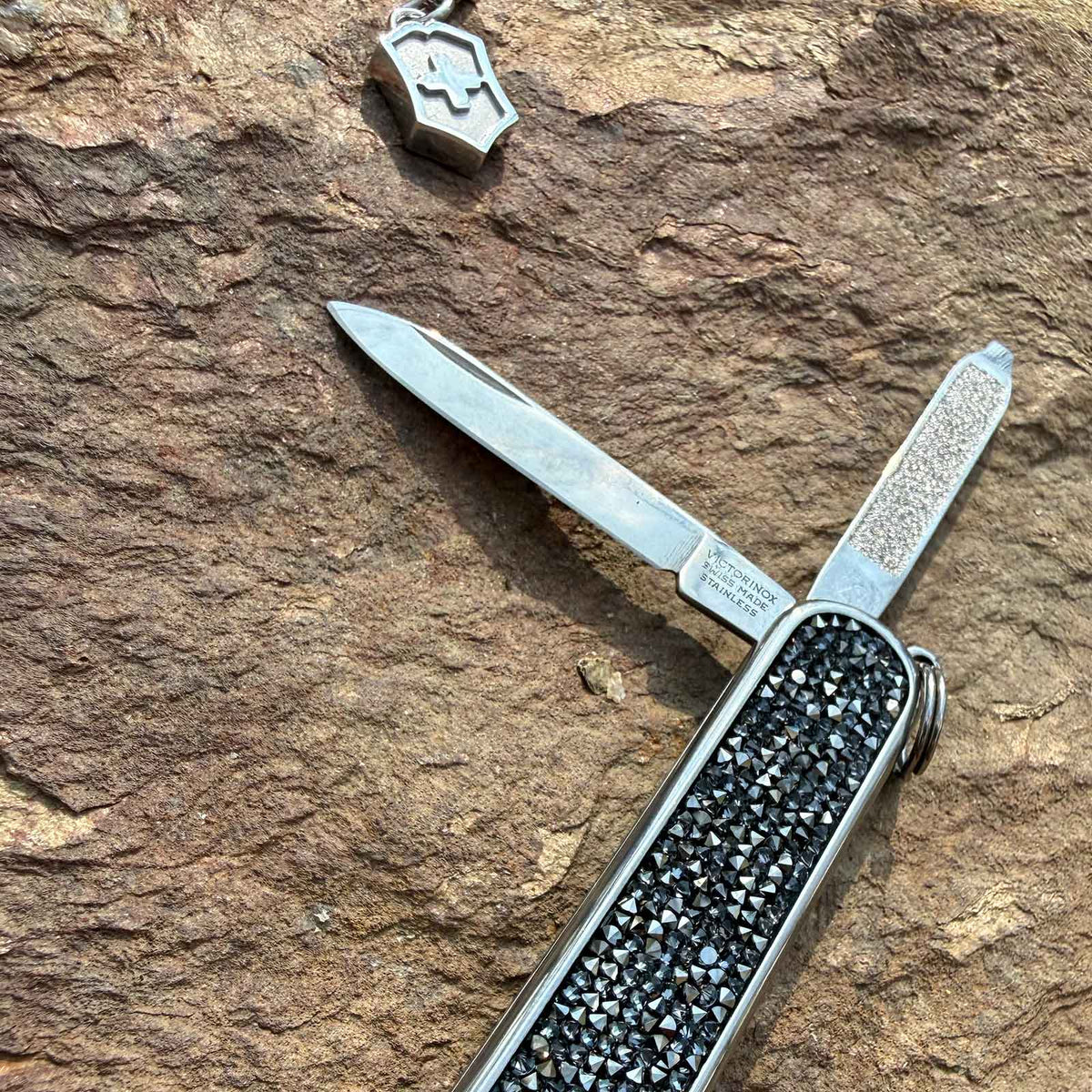 Victorinox Classic SD Brilliant Taschenmesser in 3 Varianten - Limited Edition – Produktansicht des Messers – Detailansicht 12