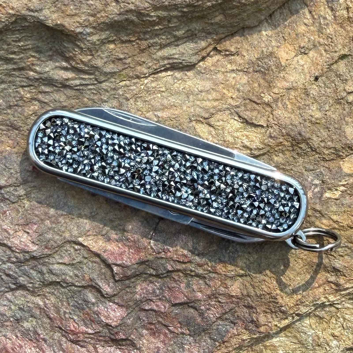 Victorinox Classic SD Brilliant Taschenmesser in 3 Varianten - Limited Edition – Produktansicht des Messers – Detailansicht 16