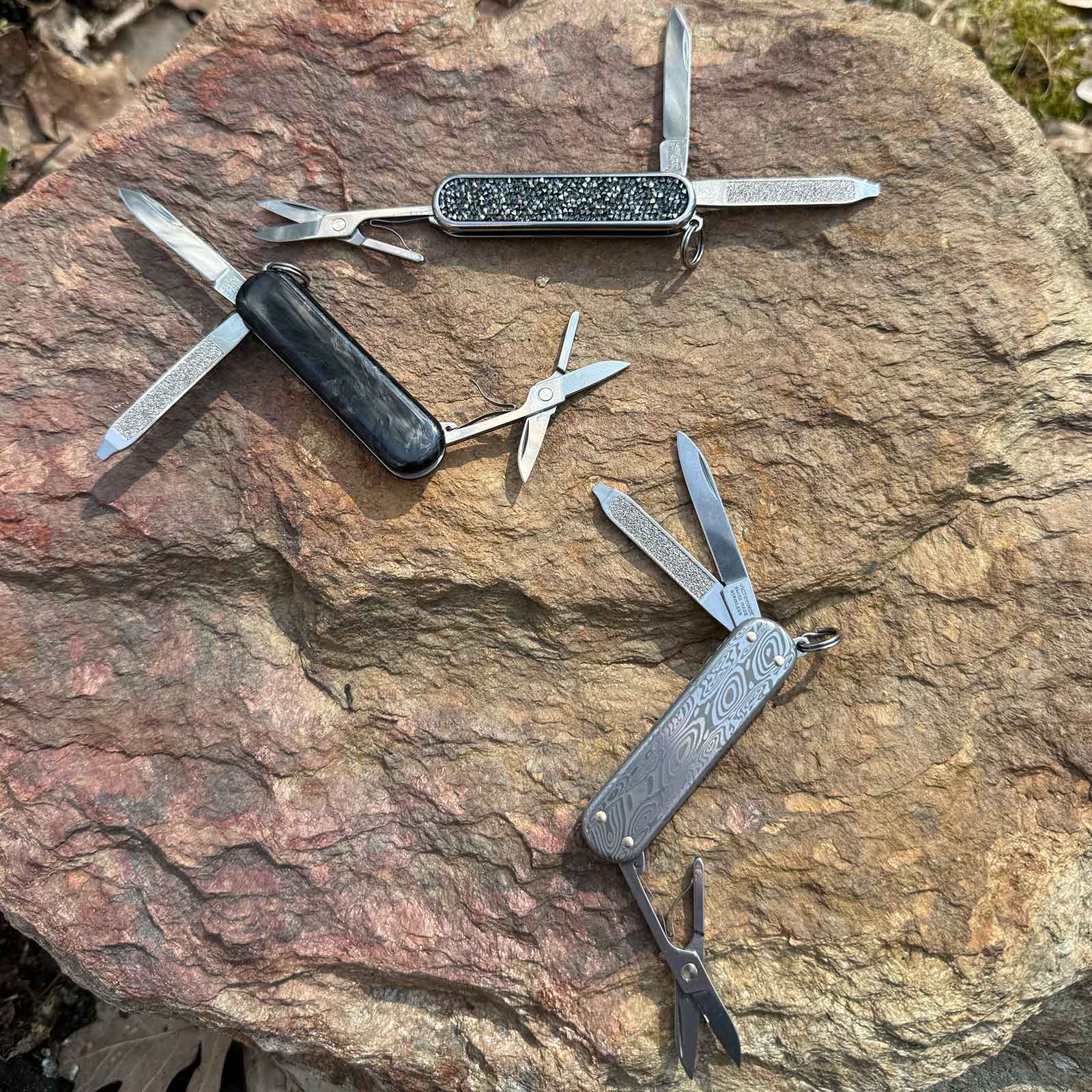 Victorinox Classic SD Brilliant Taschenmesser in 3 Varianten - Limited Edition – Produktansicht des Messers – Detailansicht 3
