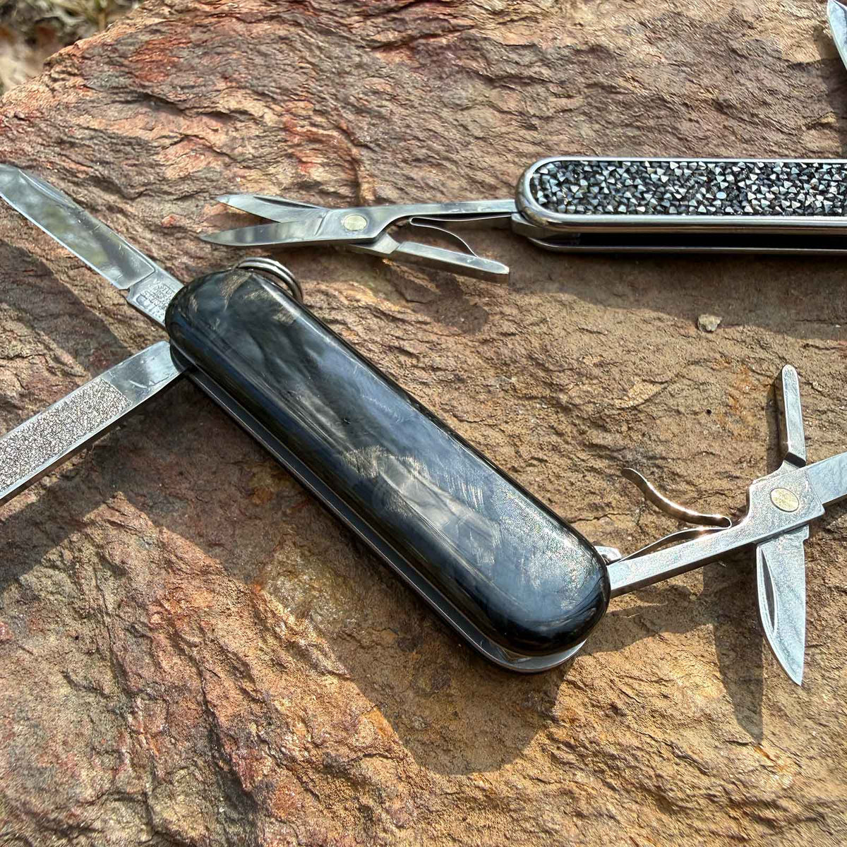 Victorinox Classic SD Brilliant Taschenmesser in 3 Varianten - Limited Edition – Produktansicht des Messers – Detailansicht 4