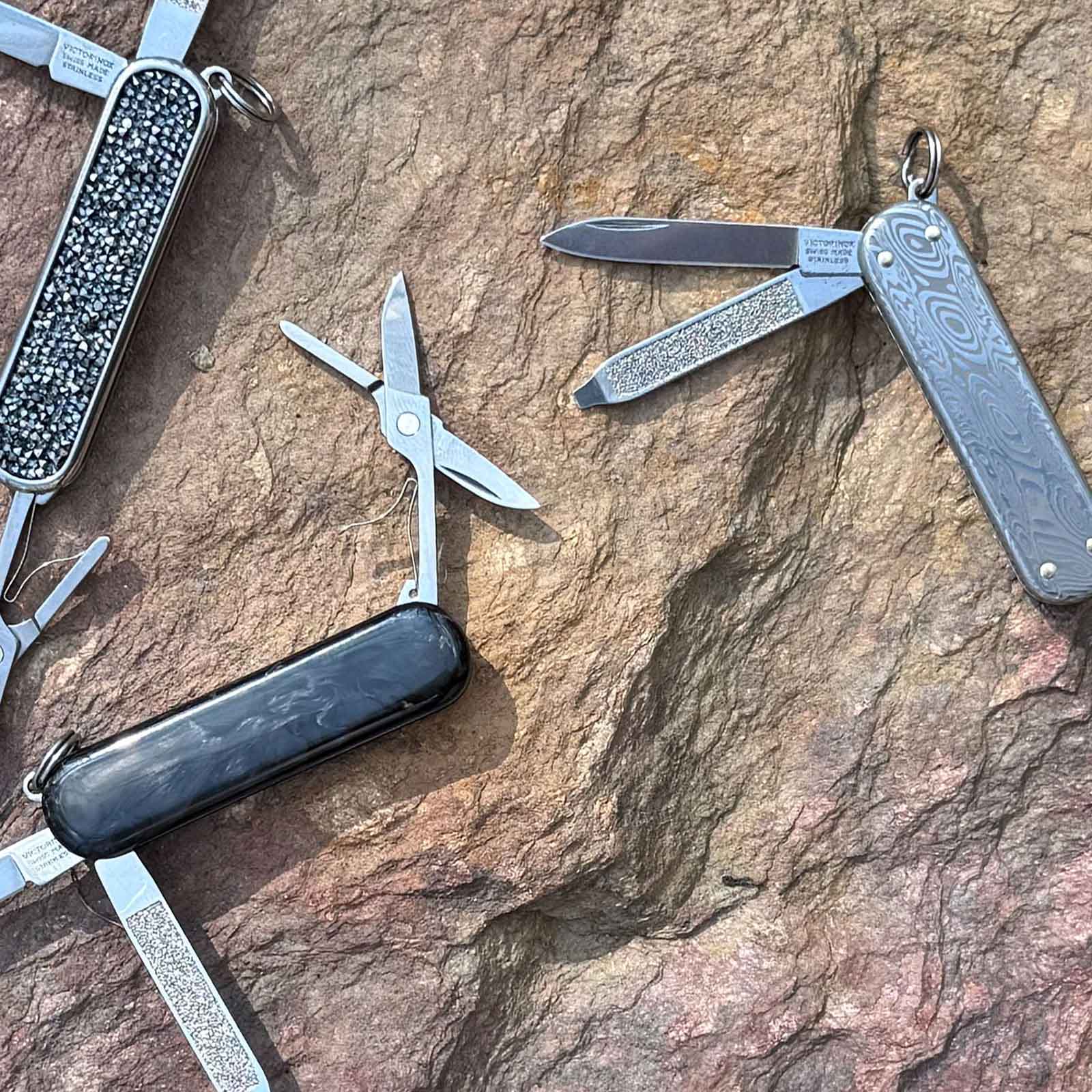 Victorinox Classic SD Brilliant Taschenmesser in 3 Varianten - Limited Edition – Produktansicht des Messers – Detailansicht 6
