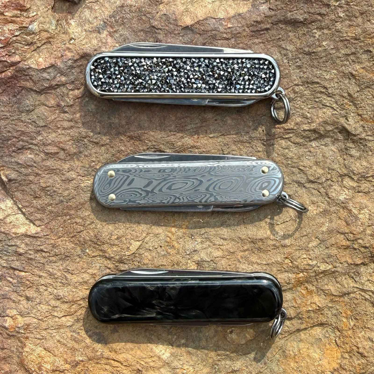 Victorinox Classic SD Brilliant Taschenmesser in 3 Varianten - Limited Edition – Produktansicht des Messers – Detailansicht 1