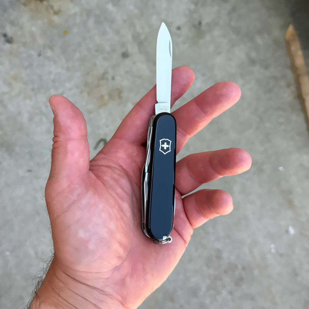 Victorinox Climber schwarz – Schweizer Messer mit 14 Funktionen – Größenvergleich in der Hand