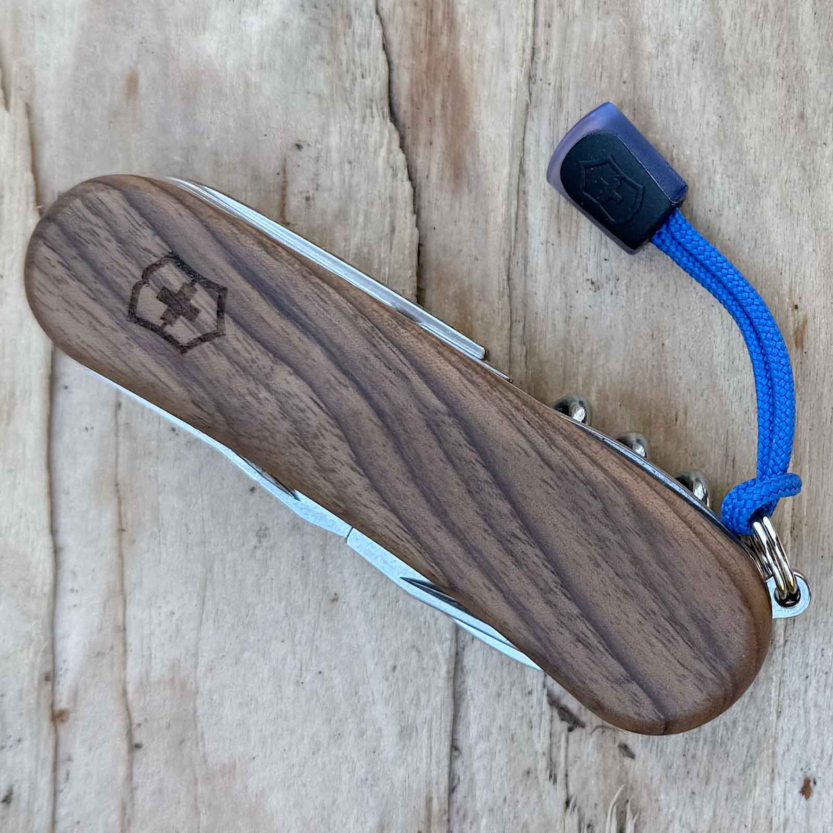 Victorinox Kordel – 64 mm Trageschlaufe für Schweizer Taschenmesser in 5 Farben – Produktansicht des Messers – Detailansicht 2