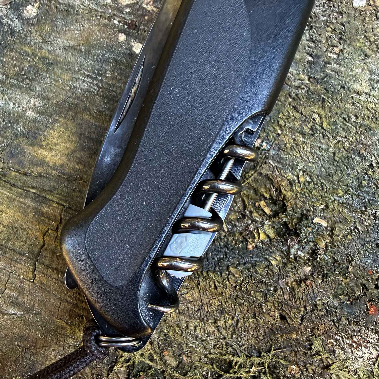 Victorinox Mini Schraubendreher – Größenvergleich in der Hand – Detailansicht 3